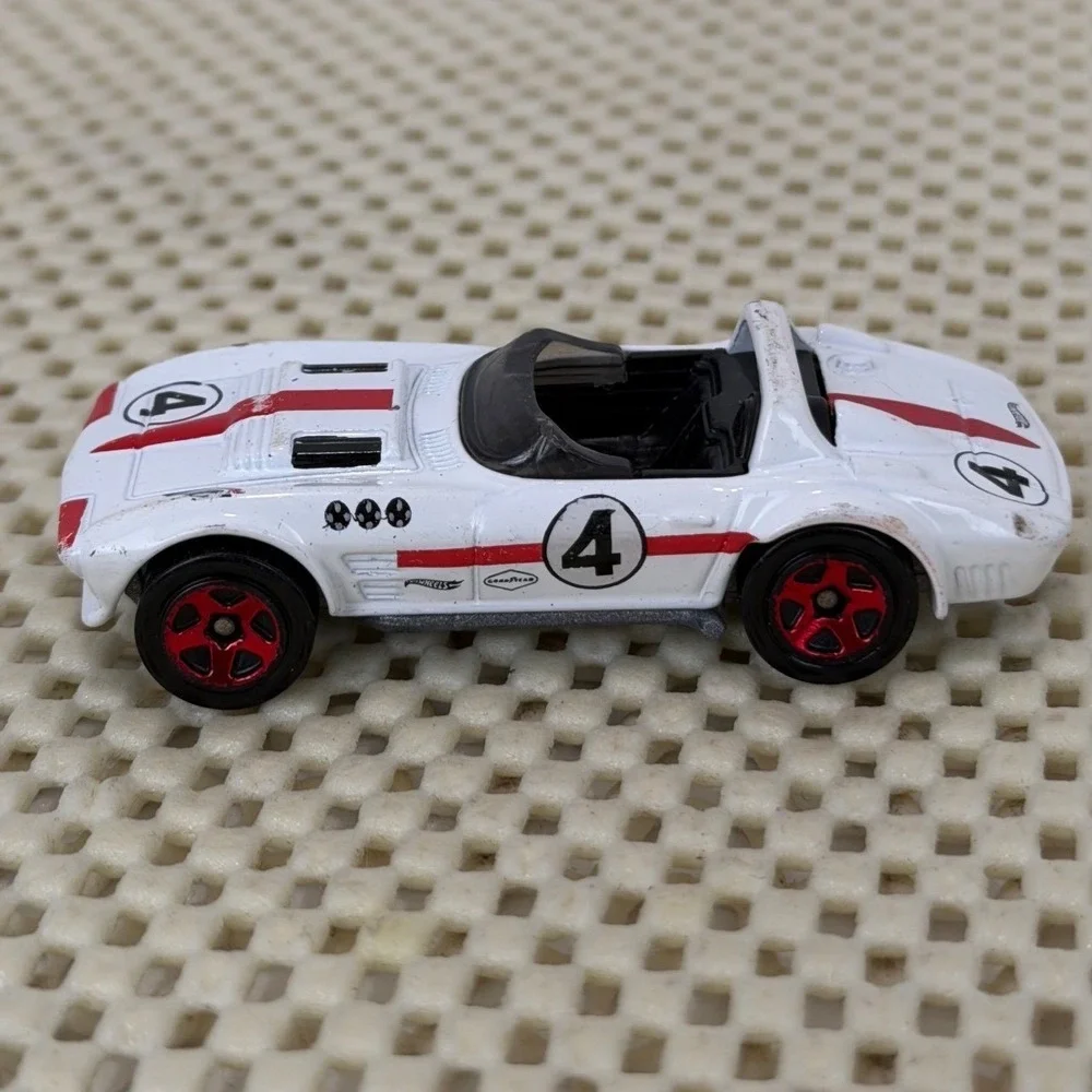 Hot Wheels 1963 Corvette Grand Sport Roadster White Red Stripe 4 Diecast Car EUC